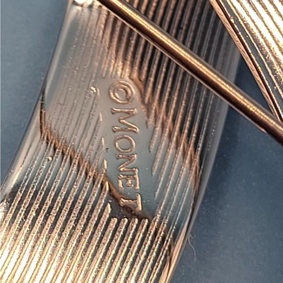 Vintage MONET Modernist Ribbon Zig Zag Shiny Silver Tone Brooch Pin - Picture 4 of 4